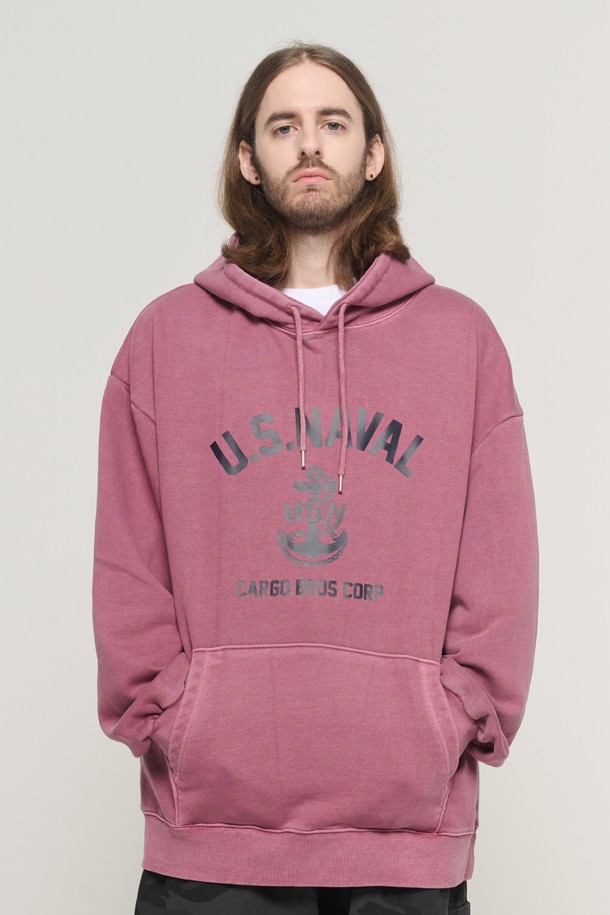USN 마린 피그먼트 후드 티셔츠 (버건디)는 캐주얼, 스트릿 스타일을 즐기는 남녀 모두에게 잘 어울리는 후드 티셔츠입니다. 넉넉한 오버핏과 두꺼운 면 소재로 제작되어 가을, 겨울철 데일리룩에 따뜻함과 편안함을 더합니다. 버건디 컬러에 로고, 프린트 패턴이 돋보이며, 캥거루 포켓이 실용성을 더합니다. 긴 소매 기장과 후드 디자인으로 보온성을 높였으며, 부드러운 촉감이 특징입니다.
