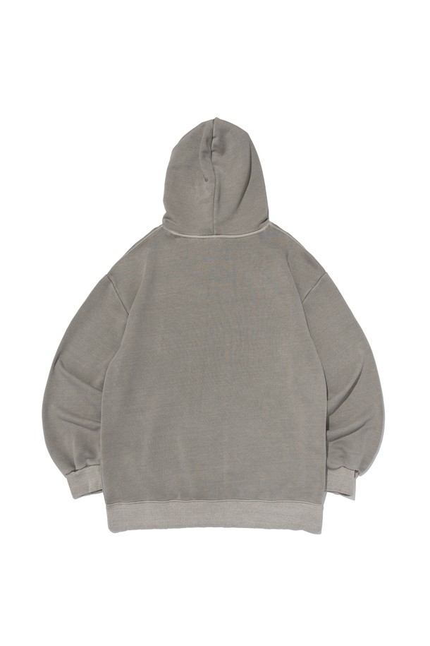 USN MARINE PIGMENT 후드 티셔츠 (베이지)는 밀리터리 무드와 캐주얼 스타일을 동시에 즐길 수 있는 공용 후드 티셔츠입니다. 면, 폴리에스테르, 우레탄 혼방 소재로 제작되어 편안한 착용감을 선사하며, 봄, 가을에 활용하기 좋습니다. 빈티지 워싱 가공을 통해 자연스러운 색바램 효과를 연출하고, U.S. NAVAL 레터링, 앵커 심볼, CARGO BROS US CORP 텍스트 프린팅으로 포인트를 더했습니다. 오버핏 디자인과 후드 네크라인으로 편안한 동네 마실룩 또는 캠핑룩을 완성할 수 있으며, 캐주얼, 스트리트, 워크웨어 스타일 연출에 용이합니다.
