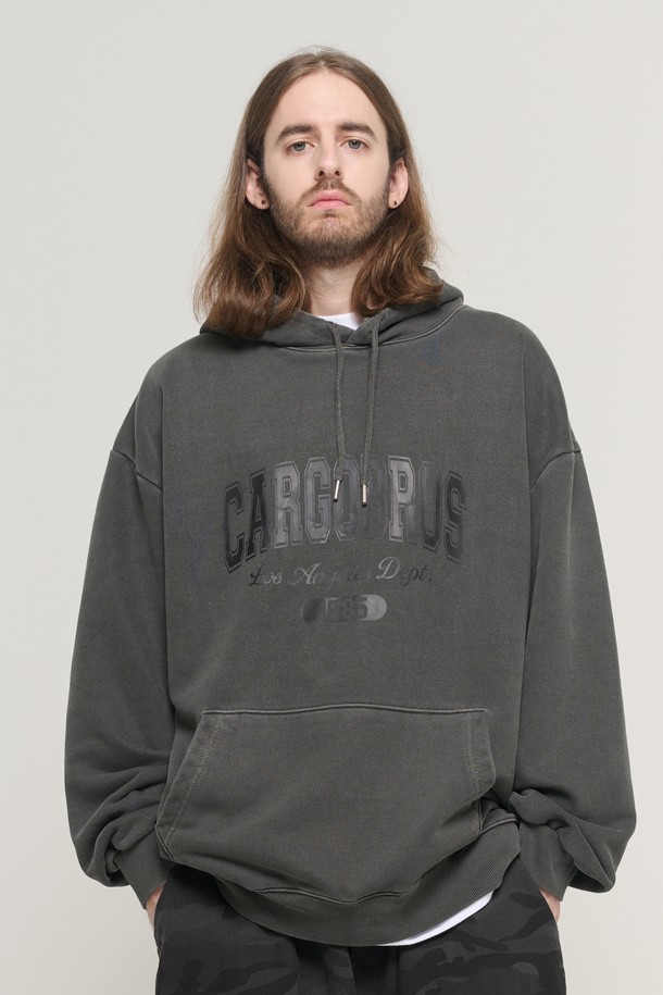 1985 아치 로고 피그먼트 후드 티셔츠 (차콜)는 남성용 후드 티셔츠입니다. 차콜, 버건디, 베이지, 그레이 4가지 색상으로 출시되었으며, 면, 폴리에스터, 우레탄 혼방 소재로 제작되어 부드러운 촉감을 자랑합니다. 두꺼운 두께감으로 봄, 가을, 겨울 다양한 계절에 착용 가능하며, 오버핏 디자인과 전면 아치형 레터링, 1985 타이포그래피, 피그먼트 워싱 디테일이 스트릿, 캐주얼, 레트로 스타일을 연출합니다. 겨울철 데일리룩에 활용하기 좋은 아이템입니다.
