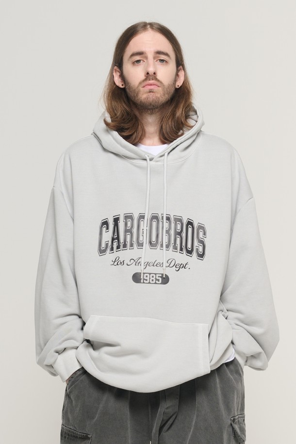 1985 아치 로고 피그먼트 후드 티셔츠 (그레이)는 캐주얼, 스트릿 스타일을 즐기는 남성을 위한 후드 티셔츠입니다. 가을, 겨울에 어울리는 두꺼운 두께감과 부드러운 촉감으로 편안한 착용감을 선사합니다. 오버핏으로 제작되었으며, 피그먼트 염색 기법을 사용하여 빈티지한 무드를 더했습니다. 가슴 부분에는 아치형 레터링과 1985 타이포그래피 프린팅이 멋스럽게 디자인되어 있습니다. 겨울 데일리룩, 집콕룩 등 다양한 TPO에 활용하기 좋습니다.
