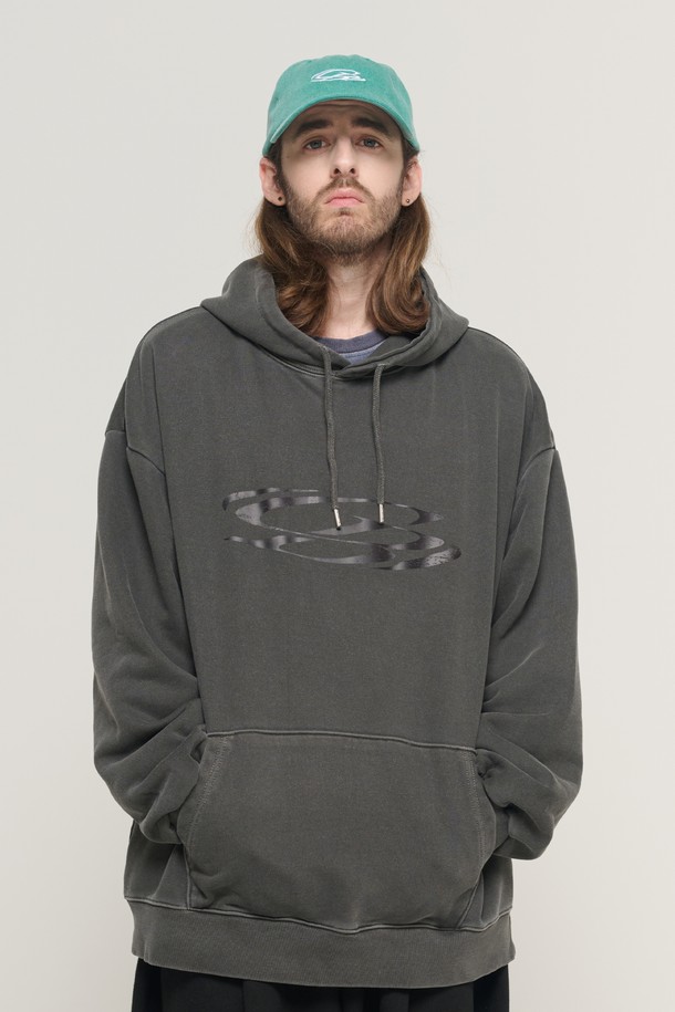 CRACK CIRCLE LOGO PIGMENT HOOD T-SHIRT (차콜)는 캐주얼, 스트리트 스타일을 아우르는 남녀 공용 후드 티셔츠입니다. 봄, 가을, 겨울, 세 계절 활용 가능하며, 오버핏과 릴랙스핏으로 편안한 착용감을 선사합니다. 면, 폴리에스터, 우레탄 혼방 소재로 제작되었으며, 부드러운 촉감과 두꺼운 두께감으로 포근함을 더했습니다. 피그먼트 워싱 처리로 빈티지한 느낌을 살리고, 서클 로고 디자인으로 포인트를 주어 집콕룩, 겨울 데일리룩, 산책룩 등 다양한 TPO에 활용하기 좋습니다. 
