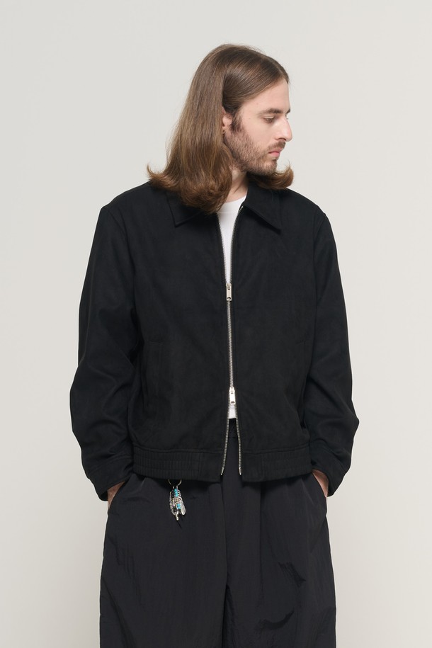 블랙 컬러의 스웨이드 집업 블루종 재킷입니다. 미니멀하고 캐주얼한 스타일로, 부드러운 촉감과 두꺼운 두께가 특징입니다. 봄, 가을 시즌에 데이트룩 또는 가을 나들이룩으로 활용하기 좋습니다. 레귤러 핏으로 제작되었으며, 긴 소매 기장과 집업 디테일이 돋보입니다. 클래식한 디자인으로 다양한 스타일 연출이 용이합니다.
