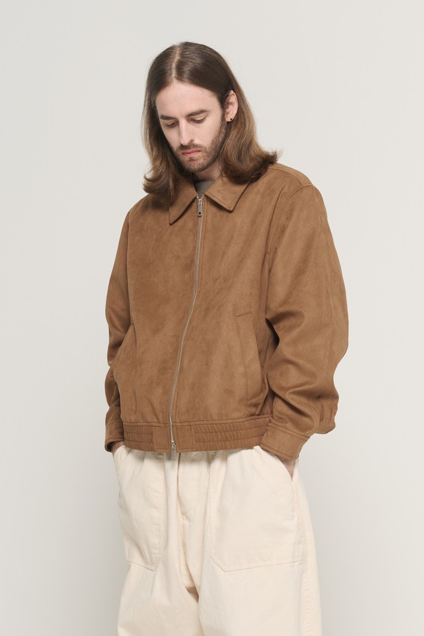 베이지 컬러의 스웨이드 집업 블루종 재킷입니다. 부드러운 촉감의 폴리에스테르 스웨이드 소재로 제작되었으며, 봄, 가을 시즌에 착용하기 좋습니다. 캐주얼 및 베이직 스타일을 연출하기에 적합하며, 릴렉스 핏과 립 디테일, 투웨이 지퍼가 특징입니다. 남성용으로, 데일리룩에 편안함과 스타일을 더할 수 있는 아이템입니다. 블랙, 브라운 컬러도 함께 만나보세요.
