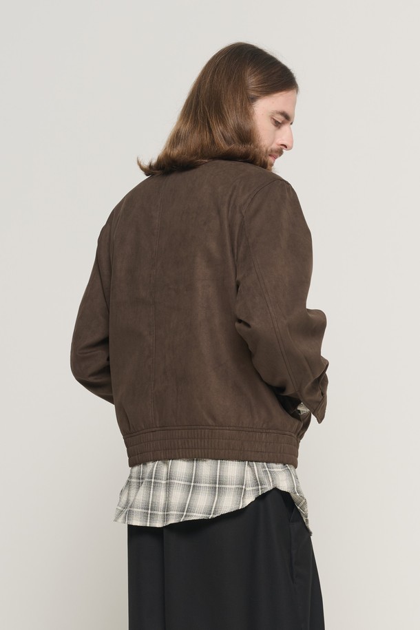 부드러운 스웨이드 촉감이 돋보이는 SUEDE ZIP-UP BLOUSON 재킷 (브라운)입니다. 캐주얼한 무드를 연출하며, 데이트룩, 쇼핑룩, 카페룩 등 다양한 TPO에 활용하기 좋습니다. 오버핏 디자인과 투웨이 지퍼, 밑단 시보리 디테일로 편안함과 스타일리시함을 동시에 잡았습니다. 미니멀하고 시크한 스타일을 선호하는 분들께 추천하는 아이템입니다. 브라운, 블랙, 베이지 세 가지 컬러로 만나보세요.
