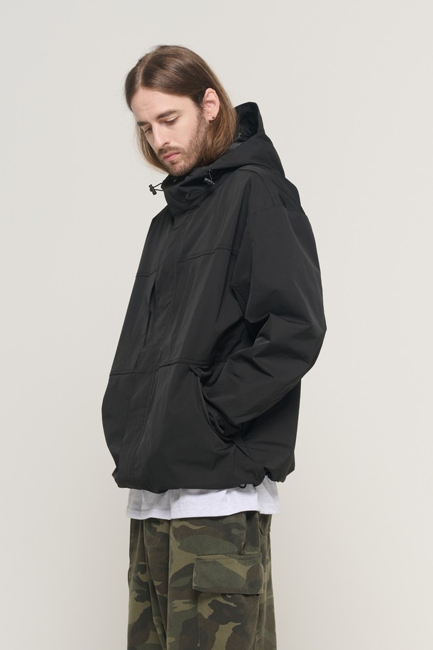 4D TECH 윈드브레이커 재킷 (블랙)은 남성용 윈드브레이커로, 일상 및 캐주얼 스타일을 위한 완벽한 선택입니다. 봄, 가을 계절에 적합하며, 레귤러 핏과 집업 스타일로 편안한 착용감을 제공합니다. 방수 및 방풍 기능을 갖춘 얇은 두께의 이 재킷은 후드 디자인으로 스포티하고 캐주얼한 분위기를 연출합니다. 무지 패턴의 블랙 컬러는 어떤 룩에도 잘 어울리며, 동네 마실, 산책, 여행 등 다양한 TPO에 활용하기 좋습니다. 나일론과 폴리에스테르 혼방 소재로 제작되어 내구성과 활동성을 높였습니다.
