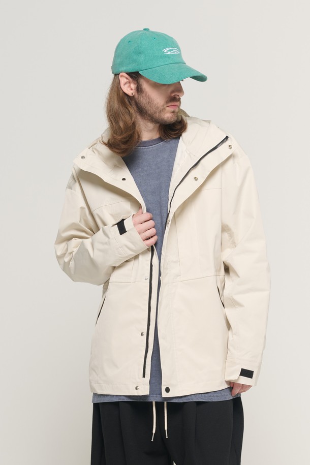 4D TECH 윈드브레이커 재킷 (아이보리)은 남성용 윈드브레이커로, 봄, 가을에 착용하기 좋은 아이템입니다. 방수 및 방풍 기능을 갖춘 테크니컬 소재의 얇은 두께감과 뻣뻣한 촉감이 특징이며, 일상 및 스포츠 활동에 적합합니다. 스포티하고 캐주얼한 스타일을 연출하며, 오버핏 크롭 기장과 집업 여밈 방식, 스탠드칼라 디자인이 돋보입니다. 산책, 여행, 등산 등 다양한 TPO에 활용할 수 있으며, 미니멀한 룩에도 잘 어울립니다.
