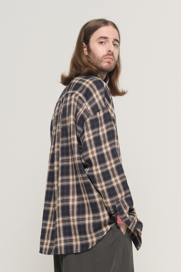 네이비 컬러의 RETRO OVER CHECK SHIRT (레트로 오버 체크 셔츠)는 빈티지 스타일의 체크 패턴이 돋보이는 남성용 셔츠입니다. 봄, 가을에 입기 좋으며, 롱 기장에 오버핏과 루즈핏으로 편안한 착용감을 선사합니다. 면과 폴리에스테르 혼방 소재로 가볍고 부드러운 촉감을 느낄 수 있으며, 넉넉한 암홀 디자인으로 활동성을 높였습니다. 데이트룩, 카페룩 등 다양한 TPO에 맞춰 캐주얼, 레트로, 클래식 스타일을 연출할 수 있습니다. 긴소매와 카라 디자인이 특징이며, 다양한 스타일링이 가능하여 활용도가 높습니다.
