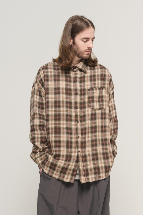 레트로 오버 체크 셔츠 (베이지)는 쌀쌀한 가을, 겨울 날씨에 어울리는 남성용 셔츠입니다. 부드러운 면 소재로 제작되어 편안한 착용감을 선사하며, 오버핏 디자인과 긴 소매 기장으로 여유로운 실루엣을 연출합니다. 베이지와 브라운 컬러 조합의 체크 패턴이 레트로 무드를 더하고, 카라넥과 포켓 디테일이 캐주얼한 매력을 더합니다. 가을 나들이룩, 겨울 데일리룩 등 다양한 TPO에 활용하기 좋은 아이템입니다.
