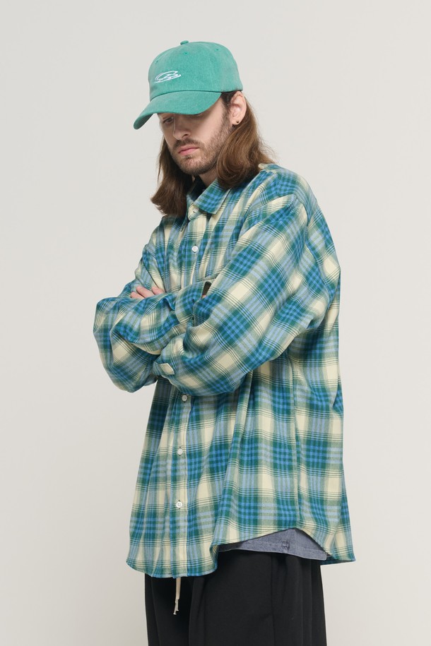 POCKET FLANNEL OVER CHECK SHIRT (GREEN)는 남성용 상의로, 가을, 겨울에 어울리는 두꺼운 플란넬 체크 셔츠입니다. 부드러운 면 소재로 제작되어 편안한 착용감을 제공하며, 톤 다운된 그린, 블루, 크림 컬러의 체크 패턴이 특징입니다. 넉넉한 오버핏과 긴 소매 기장으로 캐주얼하고 클래식한 스타일을 연출하며, 일상 및 가을, 겨울 데일리룩에 활용하기 좋습니다. 가슴 부분에는 포켓이 있어 실용성을 더했습니다.
