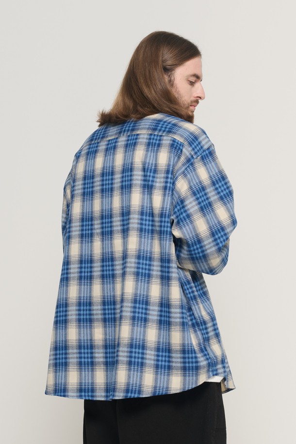 블루와 화이트 컬러의 체크 패턴이 돋보이는 포켓 플란넬 오버 체크 셔츠입니다. 부드러운 플란넬 소재로 제작되어 가을, 겨울 시즌에 따뜻하고 편안하게 착용할 수 있습니다. 넉넉한 오버핏으로 캐주얼한 스타일을 연출하며, 긴 소매와 카라 디자인이 특징입니다. 일상복으로 활용하기 좋으며, 포켓 디테일이 실용성을 더합니다. 클래식, 미니멀 스타일을 선호하는 남성분들께 추천합니다.
