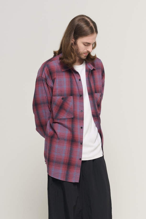 피치 코튼 플란넬 오버핏 체크 셔츠 (와인)는 가을, 겨울 시즌에 따뜻하고 포근한 스타일을 연출하기에 완벽합니다. 부드러운 촉감의 면과 플란넬 소재가 혼방되어 편안한 착용감을 제공하며, 넉넉한 오버핏 디자인으로 캐주얼한 무드를 더합니다. 와인 컬러와 체크 패턴이 어우러져 데이트룩, 카페룩 등 다양한 TPO에 활용하기 좋습니다. 클래식하면서도 미니멀한 스타일을 선호하는 남성분들께 추천하며, 버튼다운 디테일로 포인트를 살렸습니다. 긴 소매 기장으로 보온성을 높여 겨울철 데일리룩으로 손색없습니다.
