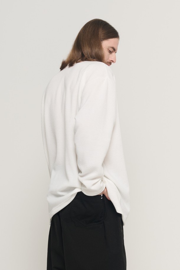 라운드 오버스 핏 롱 니트 슬리브 (화이트)는 가을, 겨울 시즌에 적합한 공용 의류입니다. 부드러운 촉감의 폴리에스터와 스판덱스 혼방 소재로 제작되었으며, 베이직하고 캐주얼한 스타일을 연출합니다. 라운드 넥과 긴 소매, 무지 디자인으로, 여유로운 오버핏 실루엣을 자랑합니다. 얇은 두께감으로 레이어드하여 다양한 스타일을 연출할 수 있으며, 드롭 숄더와 넓은 암홀 디테일이 특징입니다. 블랙 색상도 준비되어 있습니다.
