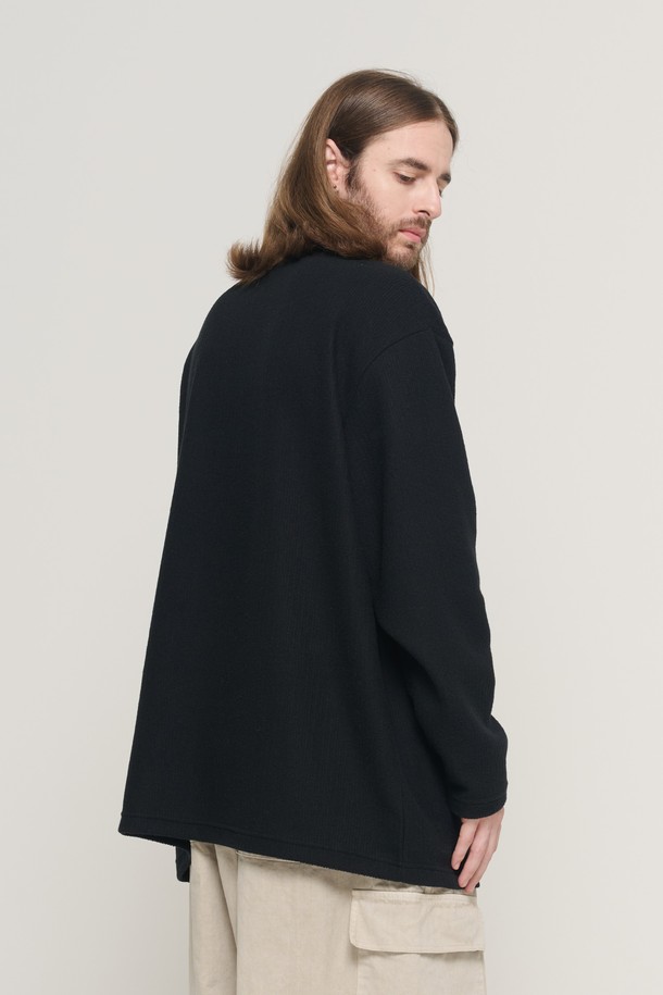 라운드 오버스 핏 롱 니트 슬리브 (블랙)는 남성을 위한 베이직하고 미니멀한 스타일의 니트입니다. 가을과 겨울에 적합하며, 부드러운 촉감의 폴리에스테르, 스판덱스 혼방 소재로 제작되었습니다. 라운드 넥에 긴 소매, 오버핏 실루엣으로 편안한 착용감을 선사하며, 드롭숄더 디자인이 특징입니다. 무지 패턴에 다양한 스타일 연출이 가능하며, 레이어드하여 입기에도 좋습니다. 데일리룩, 집콕룩, 산책룩 등 편안한 무드의 스타일을 연출해보세요.

