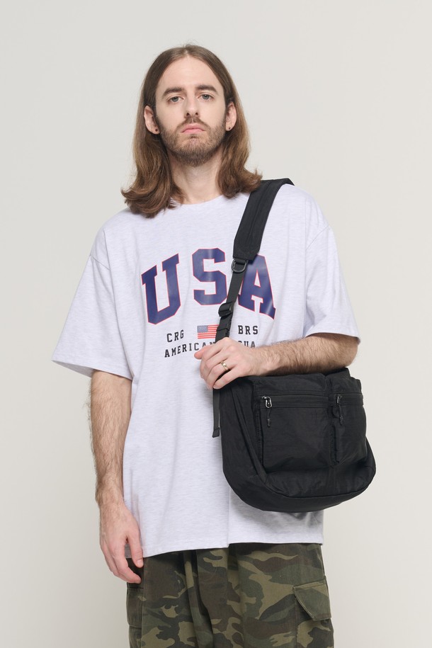 트래블 라인 유틸리티 하프 크로스백 (블랙)은 일상과 여행에서 모두 활용 가능한 남성용 가방입니다.  미디엄 사이즈의 사각 디자인으로, 무지 패턴과 블랙 컬러가 미니멀하고 시티보이 스타일을 연출합니다.  나일론 소재로 제작되어 실용적이며, 유틸리티 디자인과 하프 크로스백 스타일로 독특한 매력을 더했습니다.  지퍼형 잠금 방식으로 소지품을 안전하게 보관할 수 있으며, 넉넉한 수납공간을 제공합니다.  캐주얼, 여행룩, 출근룩 등 다양한 TPO에 맞춰 활용할 수 있는 실용적인 가방입니다.
