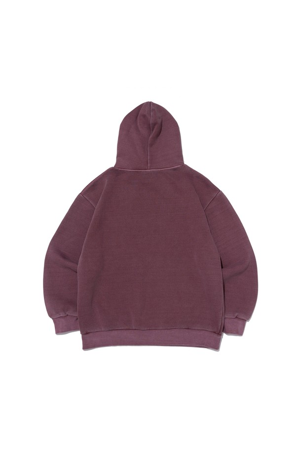 톤 다운된 버건디 컬러가 매력적인 피그먼트 웨이트 후드입니다. 오버핏 디자인으로 편안한 착용감을 선사하며, 두꺼운 두께감과 부드러운 촉감으로 가을, 겨울 시즌 따뜻하게 입기 좋습니다. 캥거루 포켓 디테일이 실용성을 더하고, 무지 디자인으로 어떤 스타일에도 쉽게 매치할 수 있습니다. 집콕룩, 겨울 데일리룩, 산책룩 등 다양한 TPO에 활용하여 캐주얼하면서도 미니멀한 스타일을 연출해보세요. 면 소재로 제작되어 편안함과 활동성을 모두 갖춘 후드티셔츠입니다.
