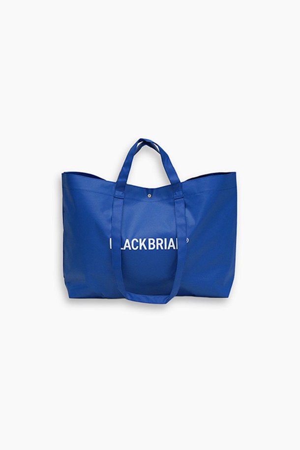 BB 레인지 X 토트백 M (바이탈리티 블루)는 남성을 위한 미디엄 사이즈 토트백입니다. 폴리에스테르와 TPU 소재로 제작되어 튼튼하며, 방수 및 생활 방수 기능을 갖춰 일상생활과 여행 시 유용합니다. 미니멀, 클래식, 캐주얼 스타일의 의상에 잘 어울리며, 사각 형태의 무지 디자인으로 다양한 TPO에 활용할 수 있습니다. 다용도 수납이 가능하며 오픈형 잠금 방식으로 편리하게 사용할 수 있는 프리미엄 토트백입니다.
