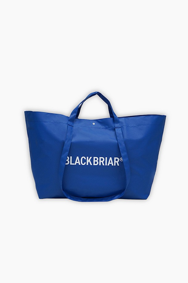BB 레인지 X 토트백 L (바이탈리티 블루)는 남성을 위한 라지 사이즈 토트백입니다. 방수 기능과 넉넉한 수납 공간을 갖춰 여행이나 일상, 아웃도어 활동에 적합합니다. 바이탈리티 블루 컬러에 로고 패턴이 돋보이며, 캐주얼, 미니멀, 고프코어 스타일을 아우릅니다. 반응형 구조와 다용도 수납이 가능하며, 오픈형 잠금 방식으로 편리함을 더했습니다. 여행룩, 휴가룩에 매치하여 스타일리시함을 더해보세요.
