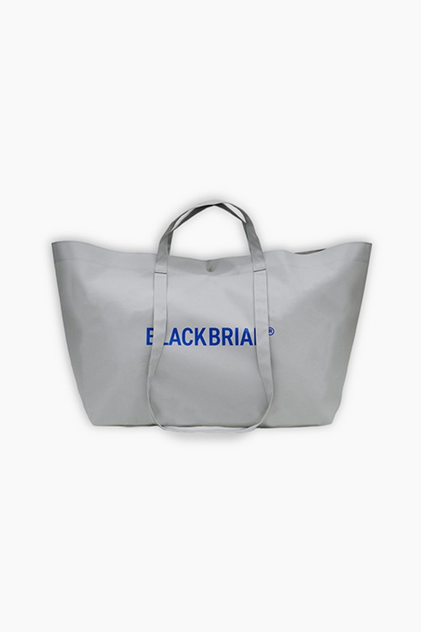 BB 레인지 X 토트백 L (루나 그레이)는 도시적인 감각과 실용성을 모두 갖춘 토트백입니다. 폴리에스테르와 TPU 소재를 사용하여 방수 기능을 더했으며, 넉넉한 수납공간을 제공하여 여행, 일상, 아웃도어 활동에 적합합니다. 움직임에 반응하는 구조와 실용적인 디자인은 미니멀, 캐주얼, 시티보이 스타일을 즐겨 입는 남성분들에게 적합하며, 사각형 모양에 오픈형 잠금 방식으로 편리함을 더했습니다. 루나 그레이 컬러는 어떤 스타일에나 자연스럽게 어울려 여행룩을 완성해 줍니다.
