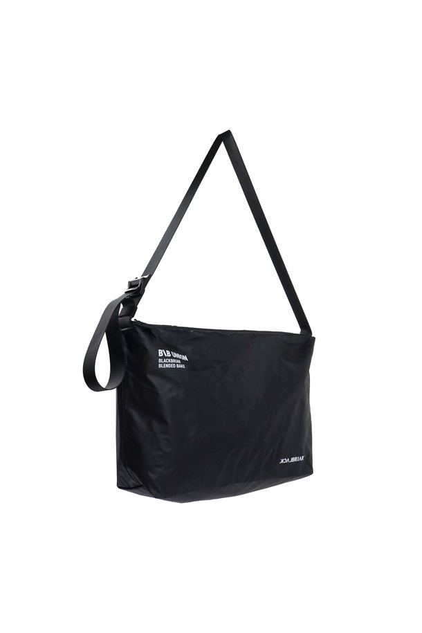 라이트 크로스백 라지 [애쉬블랙]는 미니멀, 캐주얼, 시크 스타일을 추구하는 남성분들을 위한 가방입니다. 넉넉한 수납 공간을 제공하는 라지 사이즈에, 방수 기능과 가벼운 무게(330g)로 제작되어 일상 및 출근룩, 여행룩에 적합합니다. 폴리에스테르 소재의 무지 디자인에 클립형 잠금 방식으로 편리함을 더했습니다. 애쉬블랙 컬러는 어떤 스타일에도 자연스럽게 어울리며, 사이즈 조절이 가능하여 실용성을 높였습니다. 심플하면서도 세련된 디자인으로 데일리 크로스백을 찾는 분들께 추천합니다.
