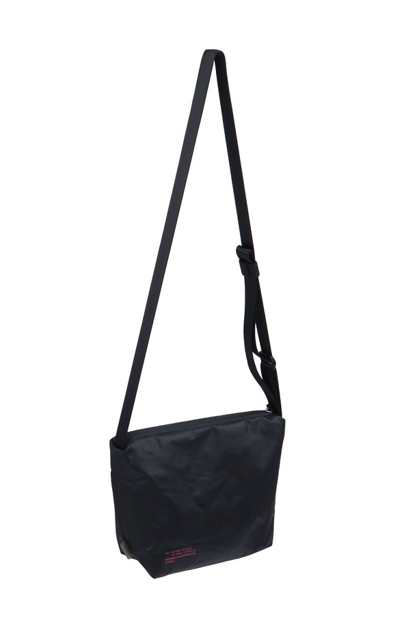 애쉬블랙 컬러의 라이트 크로스백 미디엄입니다. 가볍고 튼튼한 폴리에스테르 소재로 제작되어 방수 기능을 갖춰, 출근룩, 여행룩, 비즈니스 캐주얼 등 다양한 TPO에 활용하기 좋습니다. 미니멀, 시크, 캐주얼 스타일을 연출하기 용이하며, 사각 형태의 디자인에 클립형 잠금 방식으로 간편하게 사용할 수 있습니다. 숄더 스트랩으로 어깨에 편안하게 멜 수 있으며, 사이즈 조절이 가능합니다. 무지 디자인으로 어떤 스타일에도 잘 어울립니다.
