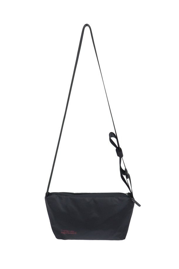 애쉬블랙 컬러의 라이트 크로스백 스몰입니다. 가볍고 튼튼한 폴리에스테르 소재로 제작되어 일상생활에서 편안하게 사용할 수 있습니다. 미니멀하고 캐주얼한 스타일에 잘 어울리며, 사각형 디자인과 지퍼형 잠금 방식으로 실용성을 더했습니다. 남성 고객을 위한 제품으로, 무지 디자인으로 어떤 스타일에도 쉽게 매치할 수 있습니다. 가벼운 소지품을 간편하게 수납하기에 좋습니다.
