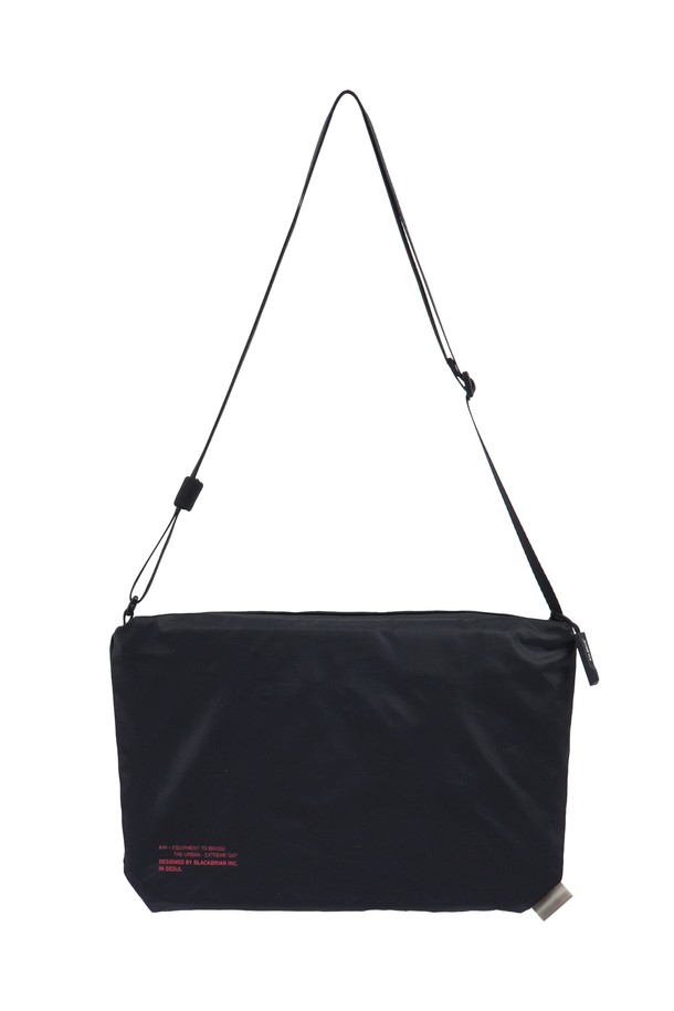 **라이트 크로스 플랫백 미디움 [애쉬블랙]**은 미니멀, 시크, 캐주얼 스타일을 추구하는 남성을 위한 가방입니다. 폴리에스테르 소재의 무지 디자인으로 제작되었으며, 출근룩과 여행룩에 모두 잘 어울립니다. 미디움 사이즈의 사각형 플랫백 형태로, 지퍼형 잠금방식을 갖추어 소지품을 안전하게 보관할 수 있습니다. 가볍게 제작되어 활동성을 높였으며, 크로스백 형태로 편안하게 착용 가능합니다. 애쉬블랙 컬러는 어떤 스타일에도 세련되게 매치됩니다.
