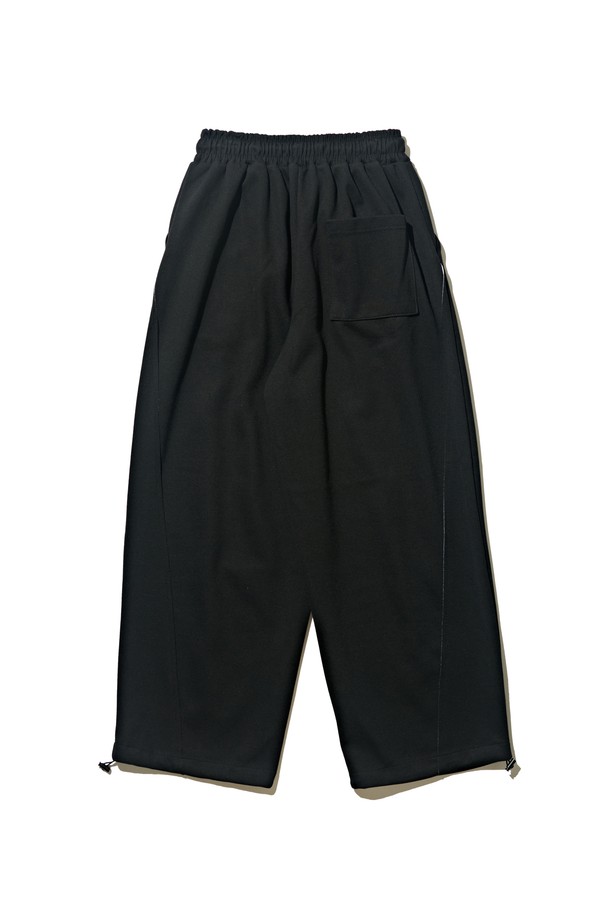 **스트릿 컴포트 스웨트팬츠 (블랙)**는 일상, 스포츠 활동에 모두 적합한 공용 스웨트팬츠입니다. 부드러운 면 소재로 제작되어 편안한 촉감을 제공하며, 봄, 여름, 가을 시즌에 활용하기 좋습니다. 루즈핏과 릴랙스핏으로 편안함을 더했으며, 밴딩 허리와 스트링 디테일, 지퍼 포켓으로 실용성을 높였습니다. 무지 디자인의 블랙 컬러로 어떤 스타일에도 쉽게 매치할 수 있으며, 캐주얼, 스포티, 스트릿 무드를 연출할 수 있습니다. 숏 기장으로 활동성을 높인 제품입니다.
