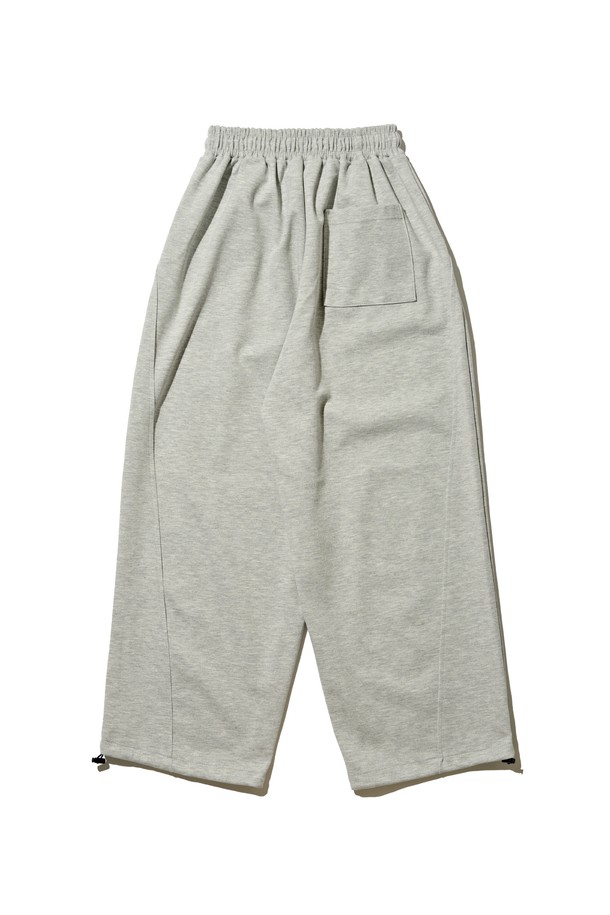 그레이 컬러의 스트릿 컴포트 스웨트팬츠입니다. 면 소재로 제작되어 뻣뻣한 촉감과 루즈핏을 선사하며, 와이드한 바지핏으로 편안함을 강조합니다. 허리 밴딩 처리로 활동성을 높였으며, 앞면 시임 디테일이 돋보입니다. 무지 디자인으로 어떤 스타일에도 쉽게 매치할 수 있으며, 넉넉한 다리통과 형태 유지력으로 편안함과 스타일을 동시에 잡았습니다. 일상, 집콕, 산책 등 다양한 TPO에 활용할 수 있는 캐주얼하고 스트릿한 무드의 스웨트팬츠입니다.
