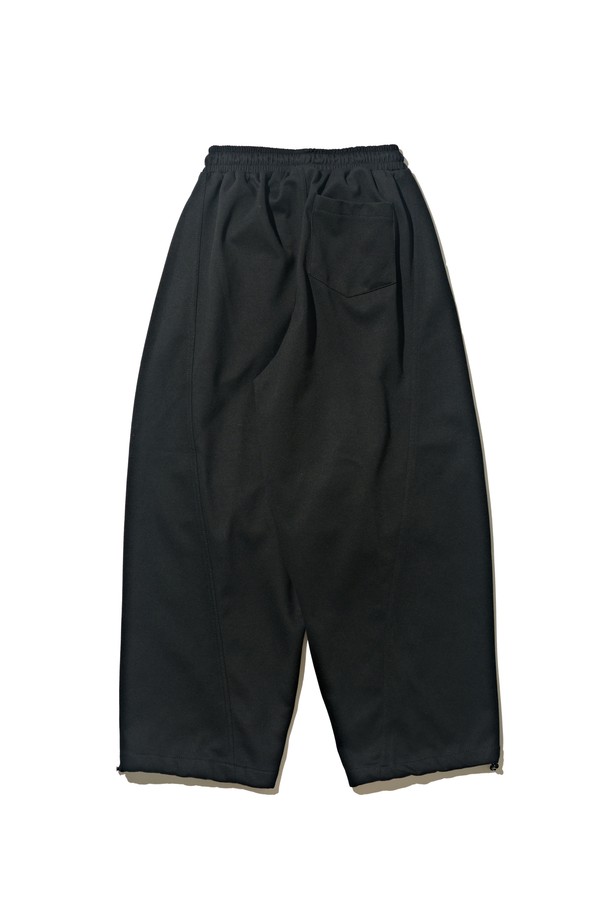 카모 포인트 커브드 스웨트팬츠 (블랙)는 스트릿, 캐주얼, 고프코어 스타일을 아우르는 매력적인 스웨트팬츠입니다. 부드러운 면 소재로 제작되어 편안한 착용감을 선사하며, 일상복으로 활용하기 좋습니다. 루즈핏으로 활동성을 높였으며, 커브드 라인 실루엣이 독특한 스타일을 연출합니다. 밑단 스트링 디테일과 허리 밴딩 처리로 편안함과 스타일리시함을 동시에 잡았습니다. 봄, 가을 시즌 동네 마실룩이나 캠핑룩에 활용하여 개성 있는 스타일을 완성해보세요.
