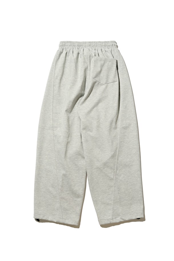 카모 포인트 커브드 스웨트팬츠 (그레이)는 부드러운 면 소재로 제작되어 편안한 착용감을 선사합니다. 릴랙스핏과 루즈핏으로 디자인되어 활동성이 뛰어나며, 일상, 산책, 여행 등 다양한 상황에서 활용하기 좋습니다. 톤온톤 카모 패턴이 측면에 은은하게 들어가 캐주얼하면서도 스포티한 스타일을 연출합니다. 허리 밴딩 처리로 편안함을 더했으며, 봄, 가을, 겨울 시즌에 두께감 있게 착용할 수 있습니다.
