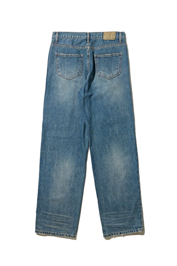 뉴트로 무드의 세미 와이드 데님 팬츠입니다. 톤 다운된 중청 컬러로 빈티지하면서도 세련된 느낌을 줍니다. 봄, 여름, 가을 시즌에 활용하기 좋으며, 뻣뻣한 데님 소재 특유의 클래식한 디자인이 특징입니다. 캐주얼, 레트로 스타일을 즐겨 입는 분들께 추천하며, 세미 와이드 핏으로 편안한 착용감을 선사합니다. 무지 디자인으로 다양한 상의와 매치하기 용이합니다.
