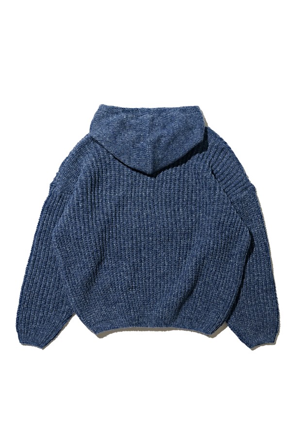 네이비 컬러의 케이블 웨이트 후드 니트 반집업입니다. 울 소재로 제작되어 부드러운 촉감과 두꺼운 두께감으로 가을, 겨울 시즌 따뜻하게 착용할 수 있습니다. 베이직하고 캐주얼한 스타일로, 레귤러핏과 긴 소매 기장, 후드와 반집업 네크라인 디자인이 특징입니다. 케이블 패턴이 돋보이며, 웨이트 디테일로 포인트를 더했습니다. 출근룩과 모임룩, 캐주얼, 클래식, 미니멀 스타일 모두 소화 가능한 활용도 높은 아이템입니다.
