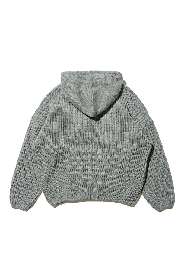 부드러운 울 소재의 케이블 웨이트 후드 니트반집업 (그레이)입니다. 포근한 두께감과 루즈핏으로 편안한 착용감을 선사하며, 가을과 겨울에 따뜻하게 입을 수 있습니다. 후드와 반집업 디자인으로 캐주얼하면서도 베이직한 스타일을 연출하며, 집콕룩이나 산책룩으로 활용하기 좋습니다. 케이블 패턴이 돋보이는 디자인으로, 미니멀하고 클래식한 스타일을 선호하는 여성분들께 추천합니다. 
