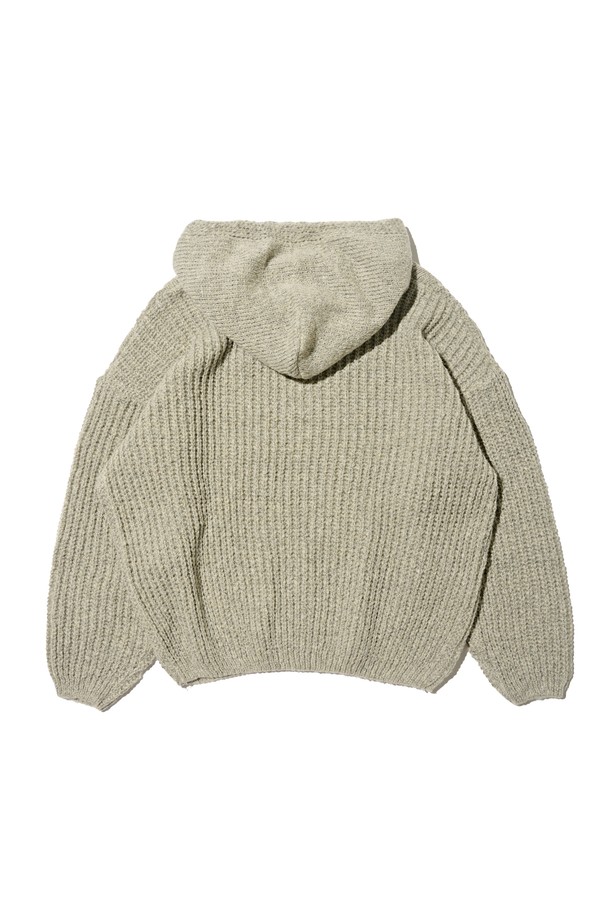 포근한 울 소재의 케이블 웨이트 후드 니트반집업입니다. 베이직하면서도 캐주얼한 무드로, 가을과 겨울 시즌 데일리하게 활용하기 좋습니다. 루즈핏으로 편안한 착용감을 선사하며, 후드와 반집업 디자인으로 보온성을 높였습니다. 두꺼운 두께감과 부드러운 촉감, 케이블 패턴이 돋보이는 디자인으로, 다양한 스타일을 연출할 수 있습니다. 여성스러운 분위기를 더해주는 베이지 컬러로, 어떤 하의와도 매치하기 용이합니다.
