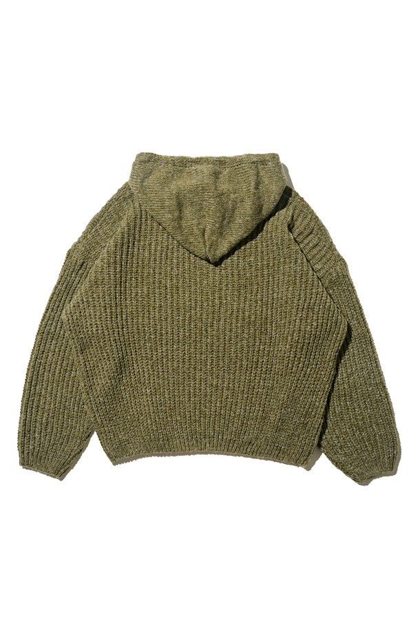 따뜻함과 스타일을 모두 갖춘 케이블 웨이트 후드 니트 반집업 (카키)입니다. 넉넉한 루즈핏으로 편안한 착용감을 선사하며, 두꺼운 니트 소재와 후드 디자인으로 한겨울에도 따뜻하게 입을 수 있습니다. 케이블 패턴이 돋보이는 디자인은 캐주얼하면서도 베이직한 무드를 연출하며, 반집업 디테일로 다양한 스타일을 소화할 수 있습니다. 크롭 기장으로 트렌디함을 더했으며, 웨이트 디테일로 유니크한 포인트를 더했습니다. 가을, 겨울철 데일리룩에 활용하기 좋은 아이템입니다.
