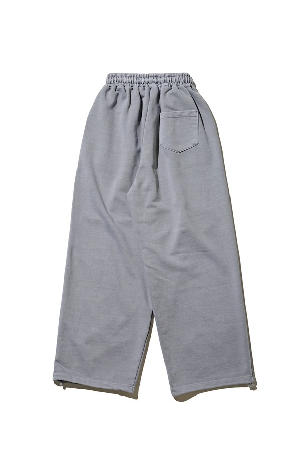 부드러운 면 소재로 제작되어 편안한 착용감을 선사하는 피그먼트 와이드 스트링 팬츠입니다. 그레이 컬러의 베이직한 디자인으로, 캐주얼하고 미니멀한 스타일을 연출하기 좋습니다. 허리 부분의 스트링으로 사이즈 조절이 용이하며, 피그먼트 워싱 처리로 자연스러운 분위기를 더했습니다. 숏 기장과 와이드 핏으로 활동성이 뛰어나며, 봄, 여름, 가을 3계절 모두 활용 가능합니다. 여행룩, 산책룩 등 다양한 TPO에 매치하여 편안하면서도 스타일리시한 룩을 완성해 보세요.
