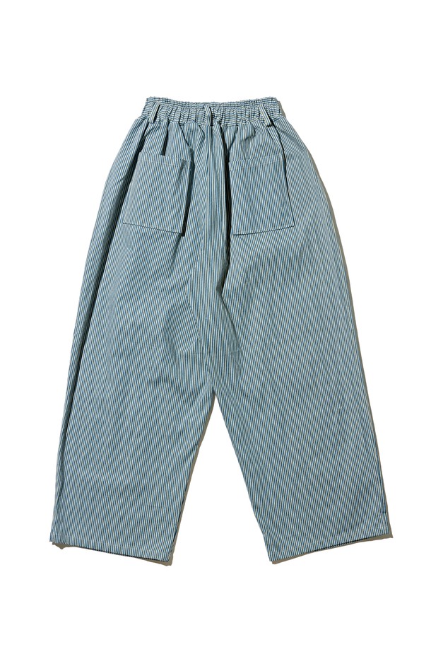 시원한 블루 컬러의 스트라이프 퍼티그 벌룬 팬츠입니다. 면과 스판덱스 혼방 소재로 제작되어 쾌적한 착용감과 유연한 활동성을 제공합니다. 허리 스트링과 퍼티그 포켓 디테일이 돋보이며, 벌룬핏 디자인으로 트렌디한 스트릿, 캐주얼 스타일을 연출하기 좋습니다. 동네 마실룩이나 여행룩에 편안하게 매치하여 개성 있는 스타일을 완성해 보세요.
