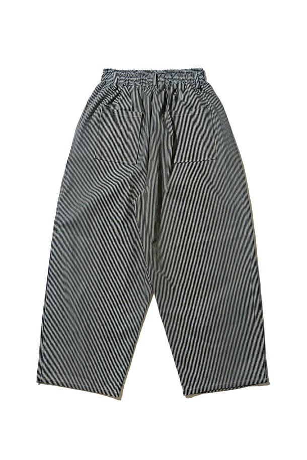 네이비 컬러의 스트라이프 퍼티그 벌룬 팬츠는 캐주얼, 스트릿, 미니멀 스타일을 즐겨 입는 분들을 위한 아이템입니다. 면과 스판덱스 혼방 소재로 제작되어 부드러운 촉감과 편안한 착용감을 선사하며, 봄, 여름 시즌에 적합합니다. 루즈핏에 얇은 두께감으로 시원하게 입을 수 있으며, 허리 스트링과 퍼티그 포켓 디테일이 돋보입니다. 입체적인 벌룬 실루엣과 스트라이프 패턴이 트렌디한 무드를 더해 동네 마실룩이나 여행룩에 활용하기 좋습니다.
