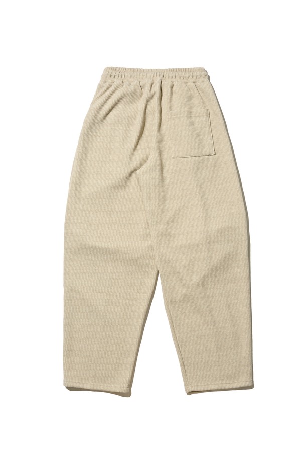 부드러운 촉감의 울 와이드 벌룬 팬츠 (베이지)입니다. 캐주얼부터 포멀까지 다양한 스타일을 소화하며, 가을과 겨울에 따뜻하게 착용할 수 있습니다. 넉넉한 루즈핏과 벌룬 실루엣으로 편안함은 물론, 세련된 무드를 연출합니다. 밴딩 허리와 스트링 디테일로 활동성을 더했으며, 출근룩, 겨울 데일리룩, 모임룩 등 TPO에 맞춰 활용하기 좋습니다. 클래식, 미니멀, 캐주얼 스타일을 즐겨 입는 분들께 추천합니다.
