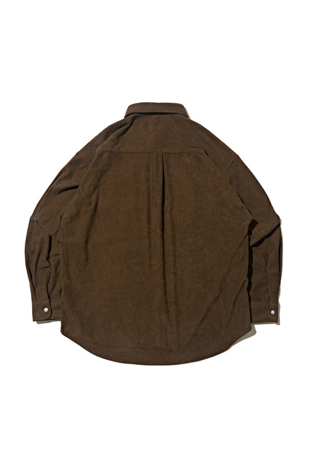 클래식한 멋을 담은 브라운 컬러의 코듀로이 세미 셔츠입니다. 부드러운 촉감의 두꺼운 코듀로이 소재로 제작되어 가을과 겨울에 따뜻하게 착용하기 좋습니다. 넉넉한 오버핏으로 편안한 착용감을 선사하며, 카라 디자인과 포켓 디테일이 클래식한 무드를 더합니다. 출근룩, 미니멀, 캐주얼 스타일 모두 소화 가능한 활용도 높은 아이템입니다.
