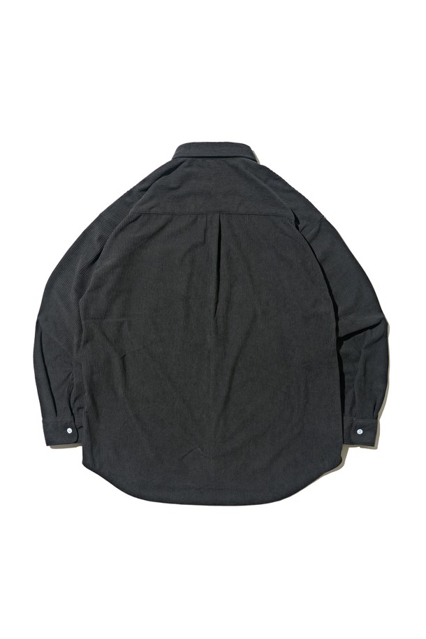 차분한 분위기를 연출하는 클래식 코듀로이 세미 셔츠 (차콜)입니다. 부드러운 촉감과 따뜻함을 선사하는 두꺼운 코듀로이 소재로 제작되어 가을, 겨울 시즌에 적합합니다. 차이나칼라와 레귤러핏 디자인으로 클래식하고 베이직한 스타일을 완성하며, 포켓 디테일로 실용성을 더했습니다. 출근룩 또는 비즈니스 캐주얼에 매치하여 미니멀하면서도 세련된 분위기를 연출할 수 있습니다. 긴소매 기장으로 다양한 스타일링이 가능한 남성 상의입니다.
