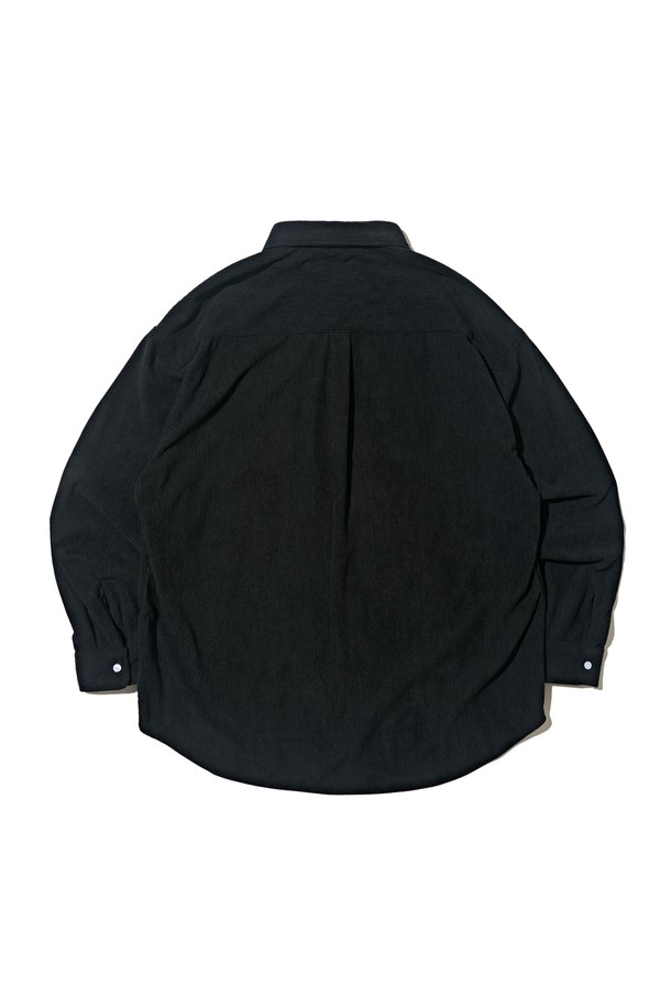 블랙 컬러의 클래식 코듀로이 세미 셔츠입니다. 부드러운 촉감의 코듀로이 소재로 제작되어 가을과 겨울에 따뜻하게 착용할 수 있습니다. 레귤러핏과 레귤러 기장으로 편안한 착용감을 선사하며, 버튼다운 디자인과 카라 디테일이 클래식한 분위기를 더합니다. 출근룩, 비즈니스 캐주얼, 모임룩 등 다양한 TPO에 활용 가능하며, 미니멀하고 베이직한 스타일을 연출하기 좋습니다. 무지 패턴으로 어떤 하의와도 쉽게 매치하여 스타일리시한 룩을 완성해보세요.
