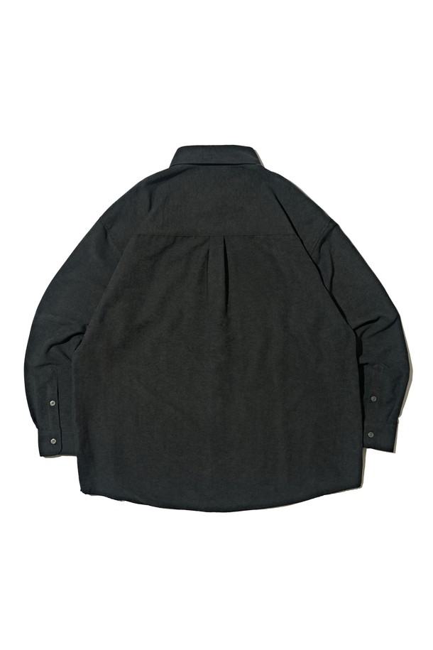 부드러운 스웨이드 소재로 제작된 블랙 컬러의 루즈핏 셔츠입니다. 봄, 가을에 어울리는 얇은 두께감과 긴 소매 기장으로 간절기 날씨에 적합합니다. 차이나 칼라 디자인과 버튼 여밈 방식으로 클래식하면서도 캐주얼한 스타일을 연출합니다. 베이직하고 미니멀한 무드로 다양한 룩에 활용하기 좋으며, 편안한 착용감을 선사합니다. 데일리룩으로 활용하기 좋은 아이템입니다.
