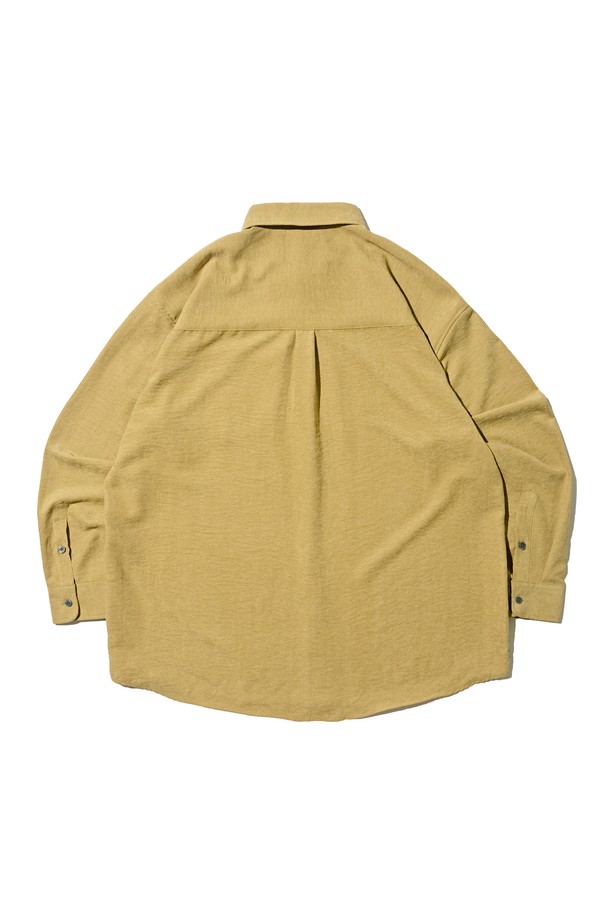 부드러운 스웨이드 소재로 제작된 머스타드 색상의 루즈핏 셔츠입니다. 봄, 가을에 어울리는 얇은 두께감으로 가볍게 걸치기 좋고, 캐주얼 및 베이직 스타일을 연출하기에 적합합니다. 넉넉한 핏과 긴 소매, 카라 디자인이 편안하면서도 세련된 느낌을 선사하며, 실용적인 포켓 디테일이 돋보입니다. 일상에서 미니멀하고 클래식한 무드를 즐기고 싶은 분들께 추천합니다.
