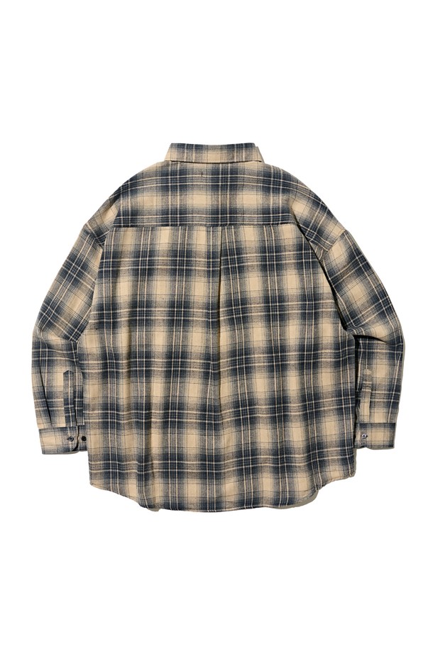 포켓 세미 오버 체크셔츠 (블루)는 캐주얼, 클래식, 미니멀 스타일을 추구하는 남녀 모두에게 어울리는 상의입니다. 봄, 가을에 적합하며, 부드러운 면 소재로 제작되어 편안한 착용감을 선사합니다. 오버핏 디자인에 긴 소매 기장과 카라넥, 체크 패턴이 특징이며, 포켓 디테일로 실용성을 더했습니다. 데이트룩, 봄 소풍룩 등 다양한 TPO에 매치하여 멋스러운 스타일을 연출할 수 있습니다. 
