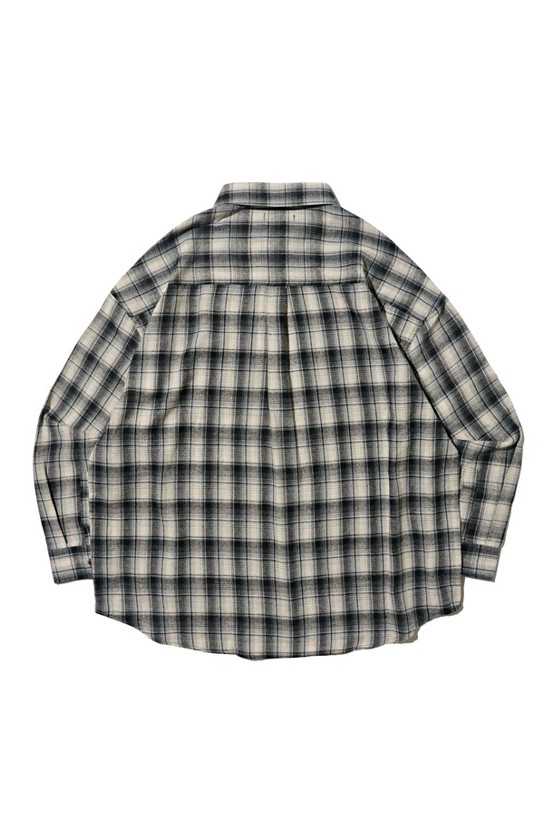 블랙 컬러의 라벨패치 플란넬 체크 셔츠입니다. 면과 플란넬 소재의 혼방으로 제작되어 부드러운 촉감을 선사하며, 가을과 겨울에 따뜻하게 착용하기 좋습니다. 차이나 칼라와 레귤러핏 디자인으로 캐주얼하고 베이직한 스타일을 연출합니다. 긴 소매와 두꺼운 두께감으로 보온성을 높였으며, 라벨패치 디테일이 돋보입니다. 체크 패턴이 돋보이는 이 셔츠는 일상복으로 활용하기 좋습니다.
