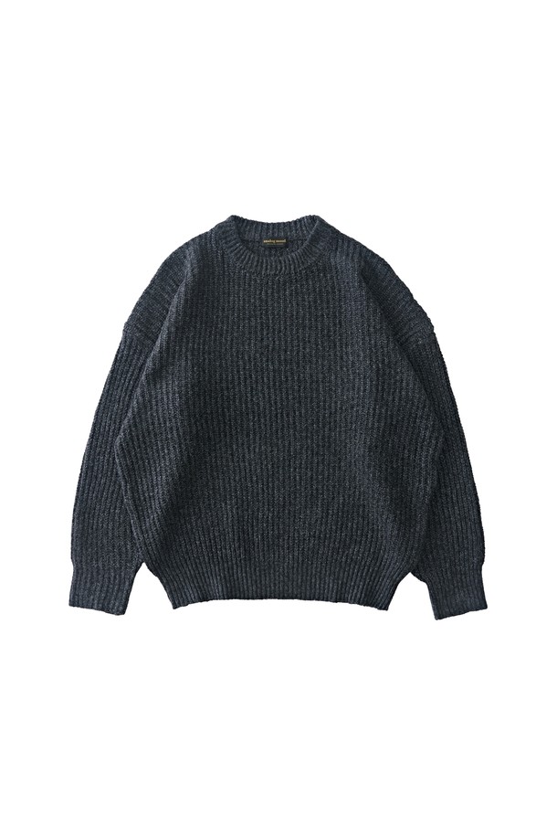 보카시 블렌드 라운드 니트 (차콜)는 부드러운 촉감의 비스코스, 폴리에스터 혼방 소재로 제작되어 편안한 착용감을 선사합니다. 차콜 컬러의 포슬포슬한 보카시(보카시) 패턴이 은은한 멋을 더하며, 라운드넥과 긴소매 디자인으로 깔끔한 실루엣을 연출합니다. 데일리룩, 집콕룩, 카페룩 등 다양한 TPO에 활용 가능한 실용적인 아이템입니다. 미니멀, 클래식, 캐주얼 스타일을 즐기는 분들께 추천하며, 단독 또는 이너로 활용하여 다양한 스타일을 연출할 수 있습니다. 유연한 핏으로 편안하게 착용 가능하며, 적당한 두께감으로 간절기부터 활용하기 좋습니다.
