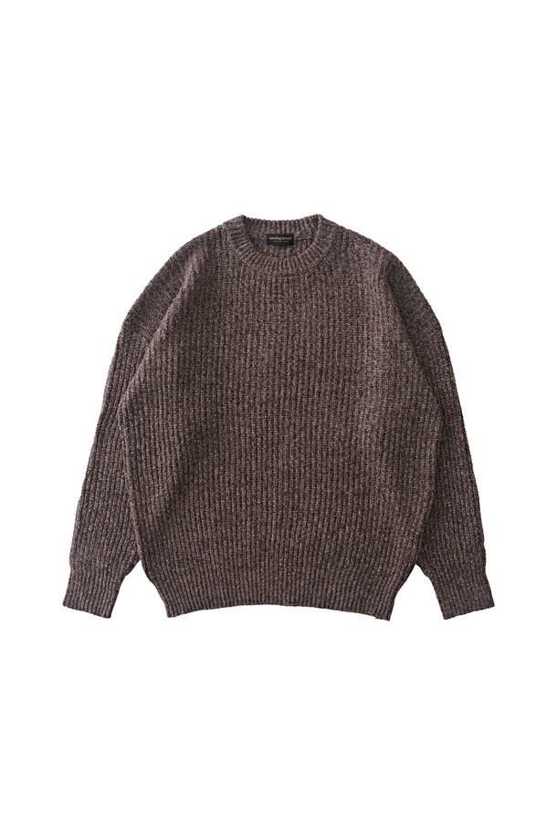 보카시 블렌드 라운드 니트 (브라운)는 부드러운 촉감의 비스코스, 폴리에스테르 혼방 소재로 제작되어 가을, 겨울 시즌에 적합합니다. 레귤러 핏에 라운드넥 디자인으로, 베이직하고 미니멀한 스타일을 연출합니다. 보카시 패턴과 골지 디테일이 어우러져 세련된 느낌을 더하며, 긴 소매와 중간 두께감으로 간절기부터 한겨울까지 따뜻하게 착용할 수 있습니다. 신축성이 있어 편안한 착용감을 제공하며, 단독 또는 레이어드하여 다양한 데일리룩을 연출하기 좋습니다. 특히 겨울 데일리룩에 활용하기 좋은 아이템입니다.
