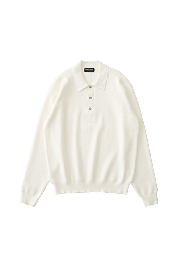 아이보리 컬러의 하찌 버튼업 카라 니트입니다. 부드러운 촉감의 니트 소재로 제작되어 봄, 가을 시즌에 착용하기 좋습니다. 베이직하고 클래식한 디자인으로 데이트룩, 모임룩, 미니멀, 캐주얼 등 다양한 스타일 연출에 활용할 수 있습니다. 레귤러핏에 긴 소매 기장으로 편안하게 착용 가능하며, 카라넥과 버튼 디테일이 포인트입니다. 중간 두께감으로 간절기 날씨에 적합하며, 활용도 높은 여성 상의입니다.
