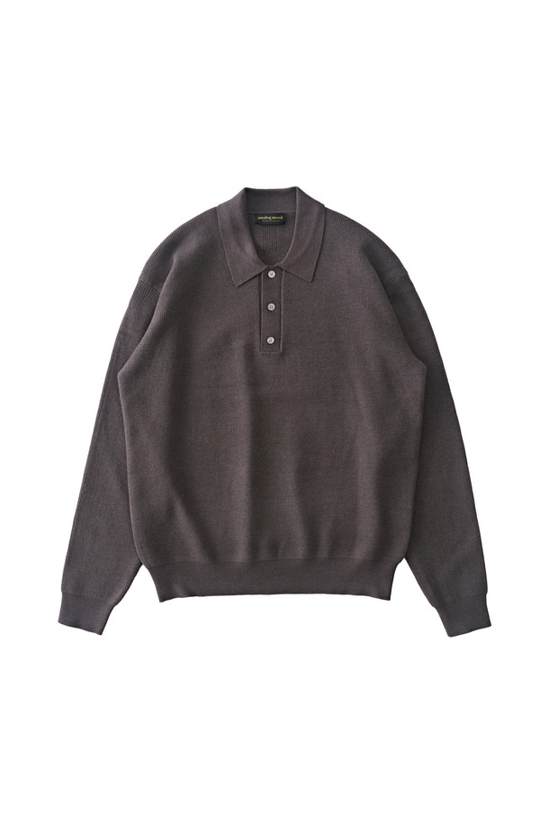 차분한 분위기의 차콜 컬러가 돋보이는 하찌 버튼업 카라 니트입니다. 울과 아크릴 혼방 소재로 제작되어 부드러운 촉감과 따뜻함을 선사하며, 가을과 겨울에 활용하기 좋습니다. 베이직하고 캐주얼한 스타일로 다양한 룩에 매치하기 좋으며, 레귤러 핏과 긴 소매 기장으로 편안함을 더했습니다. 하찌 조직과 버튼 디테일이 포인트로, 밋밋함을 덜어 세련된 느낌을 줍니다.
